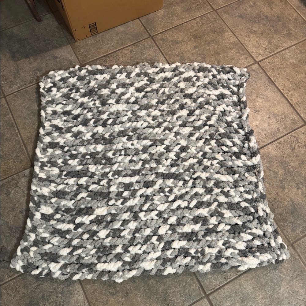 Chunky Knit Gray and White Blanket
